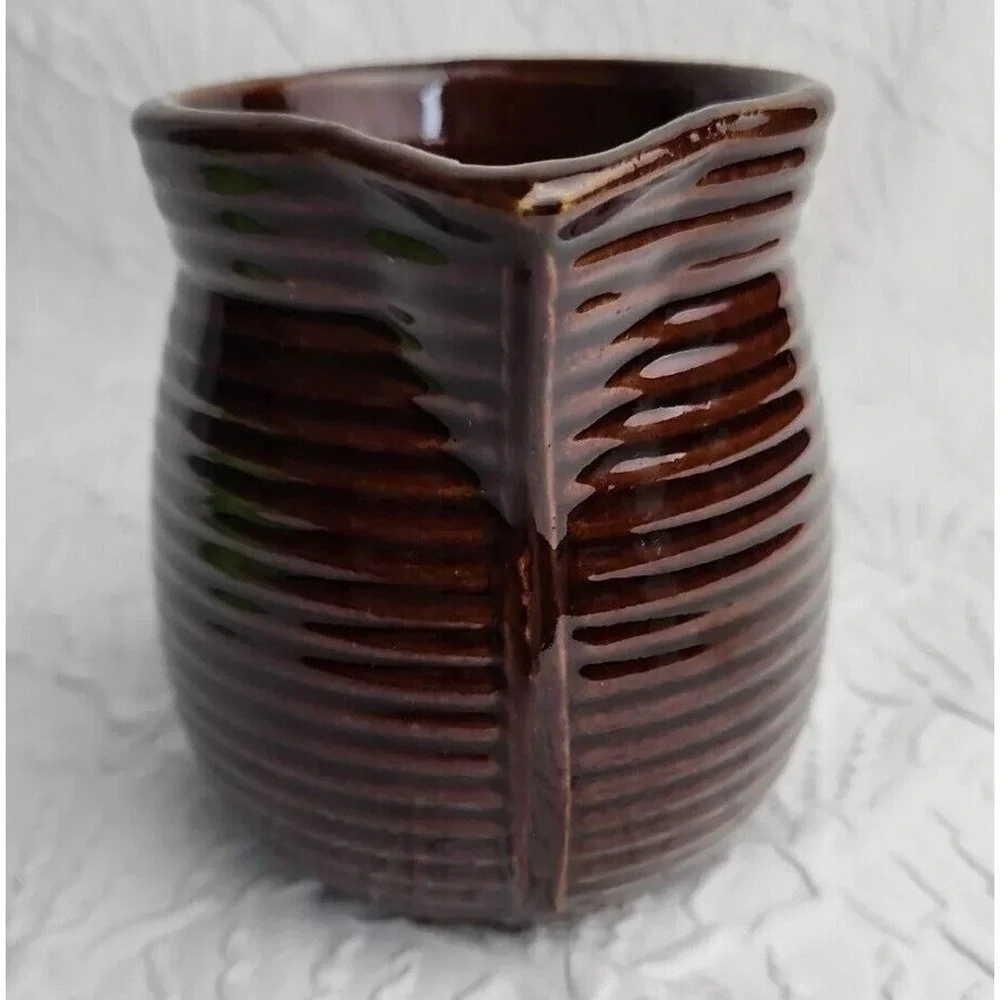 VINTAGE WESTERN STONEWARE‎ MAPLE LEAF Beehive Design MILK PITCHER